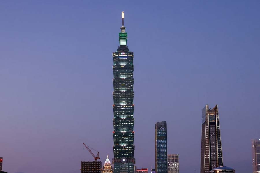 A steel sphere inside Taiwan’s tallest building saves it during Earthquake