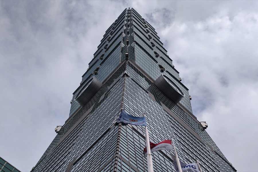 A steel sphere inside Taiwan’s tallest building saves it during Earthquake