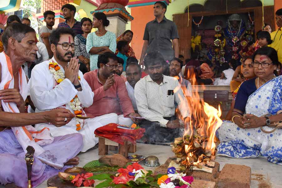 ঘাটালের বিশালাক্ষী মন্দিরে যজ্ঞ করতে ব্যস্ত বিজেপি প্রার্থী হিরণ। ফাইল চিত্র