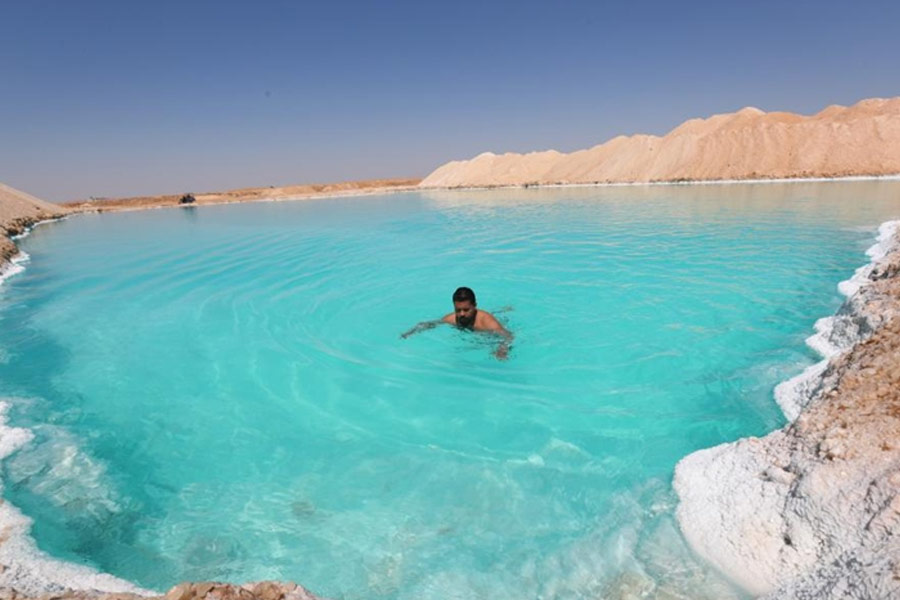 সাঁতার জানেন না বলে জলে নামতে ভয় পান? কিন্তু পৃথিবীতে এমন শতাধিক হ্রদ রয়েছে যেখানে সাঁতার না জেনে নামলেও ডুববেন না। জলের মধ্যেই ভেসে থাকবেন। কোথায় রয়েছে এই সব হ্রদ?