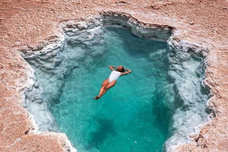 মিশরের রাজধানী কায়রো থেকে ৫৬০ কিলোমিটার দূরে মিশর-লিবিয়া সীমান্ত থেকে ৫০ কিলোমিটার পূর্বে অবস্থিত সিওয়া মরুদ্যান। এই মরুদ্যানের মধ্যে ছড়িয়ে-ছিটিয়ে রয়েছে শতাধিক হ্রদ।