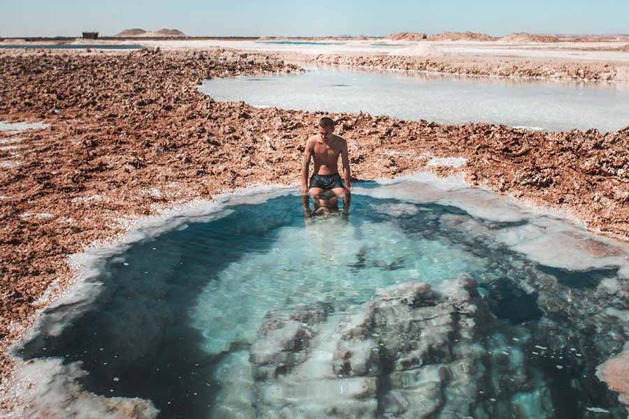 শহরের কোলাহল থেকে দূরে মরুভূমির মাঝখানে তাল গাছ দিয়ে ঘেরা সিওয়ার হ্রদগুলির গভীরতা সর্বাধিক ১৮ মিটার।