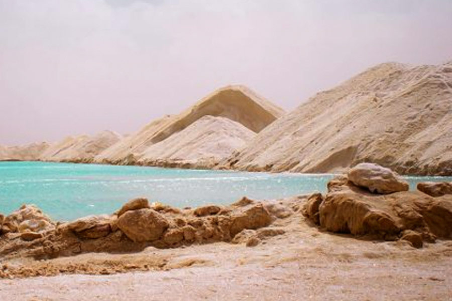 স্থানীয়দের একাংশের দাবি, হ্রদের জলে এমন কিছু রয়েছে যা মানুষের কঠিন রোগও ‘সারিয়ে’ দেয়। তাই অসুখ করলে হ্রদে স্নান করা প্রয়োজন বলে মনে করেন তাঁরা।