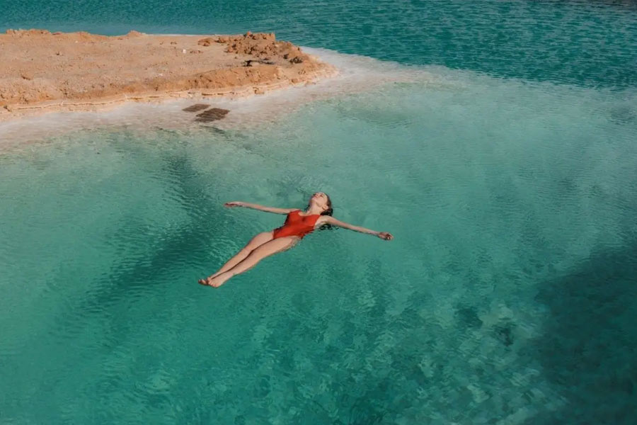 হ্রদে নামার সময় খেয়াল রাখতে হবে যেন কোনও ভাবেই চোখেমুখে জল না ঢুকে যায়। 