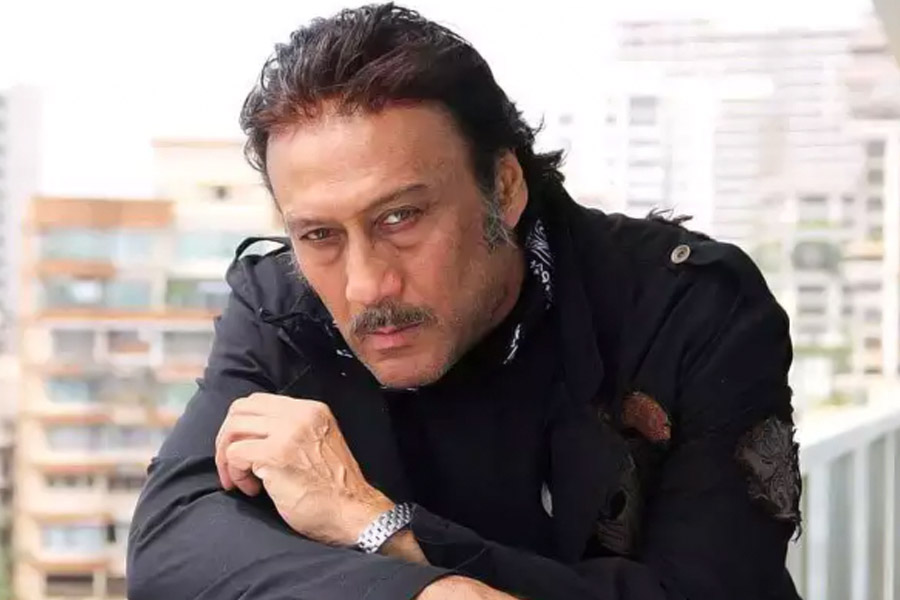 jackie shroff hitted a fan who approached him for selfie