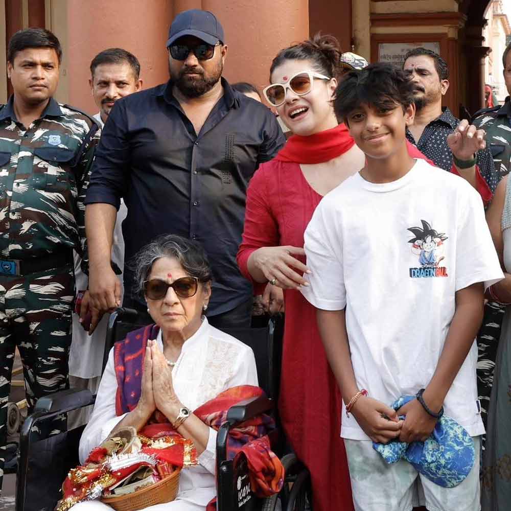 Kajol visits Dakshineswar Kali temple with mother tanuja nad son yug devgn