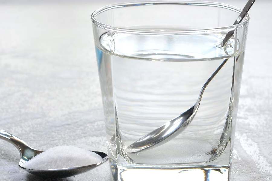 Can adding salt to drinking water help to prevent dehydration in this summer