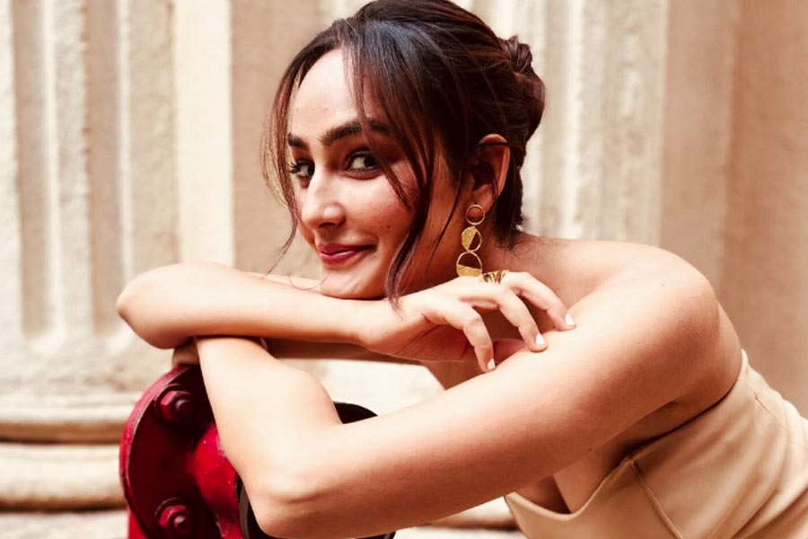 ১৯৯৩ সালের ৪ ডিসেম্বর উত্তরাখণ্ডে জন্ম মণিকার। সেখান থেকে স্কুলের পড়াশোনা শেষ করে দিল্লি চলে যান তিনি।