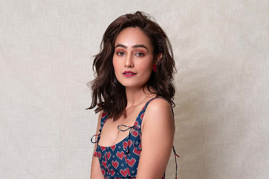 দিল্লিতে গিয়ে কলেজে ভর্তি হন মণিকা। স্নাতক ডিগ্রি অর্জন করে নাটক নিয়ে পড়াশোনা শুরু করেন তিনি। ২০১৭ সালে নাটক নিয়ে স্নাতক হন মণিকা।