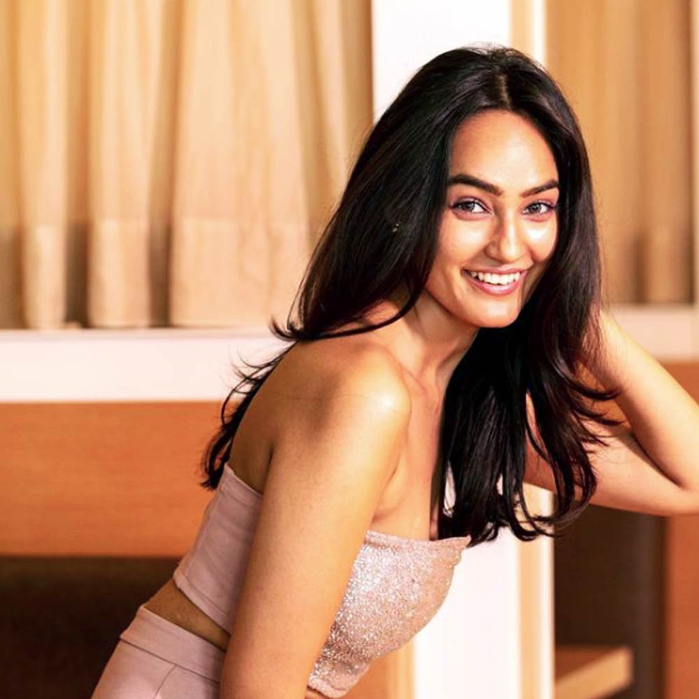 ২০১৭ সালে ‘রবি এর আমি’ নামে স্বল্পদৈর্ঘ্যের একটি ছবিতে প্রথম অভিনয় করেন মণিকা। তার এক বছর পর ‘ডেস্টিনি’ নামের একটি কমেডি ঘরানার ছবিতেও অভিনয় করতে দেখা যায় তাঁকে।