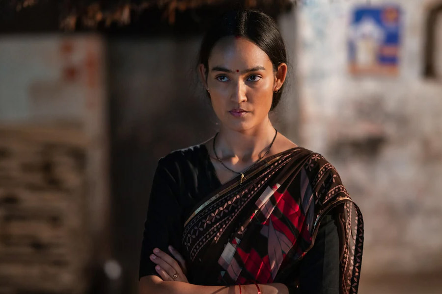 মণিকা জনপ্রিয়তা পান ওয়েব সিরিজ়ে অভিনয়ের মাধ্যমেই। ২০২০ সালে নেটফ্লিক্সে মুক্তি পায় ‘জামতারা সব কা নম্বর আয়েগা’ নামের ক্রাইম ঘরানার সিরিজ়। এই সিরিজ়ের প্রথম সিজ়নে গুরুত্বপূর্ণ চরিত্রে অভিনয় করে প্রশংসা কুড়োন মণিকা।