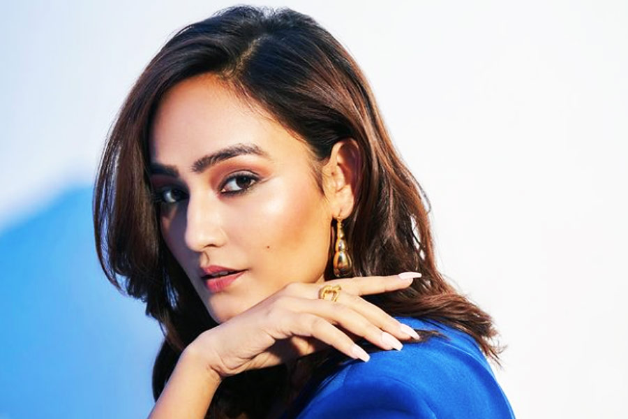 সমাজমাধ্যমেও সক্রিয় মণিকা। ইতিমধ্যে ইনস্টাগ্রামের পাতায় তাঁর অনুগামীর সংখ্যা এক লক্ষের গণ্ডি ছুঁতে চলেছে।