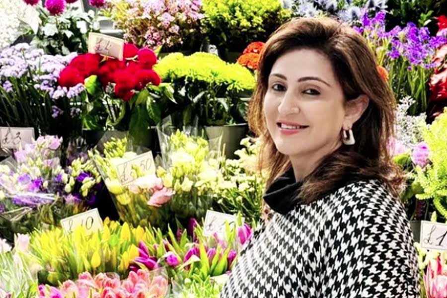 ‘বেগম জান’, ‘জি জ্যায়সি আপকি মর্জি’, ‘উইথ লভ আপ কি সাইয়ারা’, ‘পেন্সিল সে ব্রাশ তক’ নামের একাধিক হিন্দি নাটকে অভিনয় করে থিয়েটারজগতে নিজের পরিচিতি গড়ে তোলেন জুহি। ২০০৭ সালে এক অসরকারি সংস্থার জন্য একটি ইংরেজি নাটক পরিচালনা করেন তিনি।