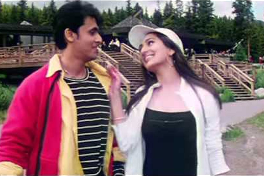 ২০০৩ সালে মুক্তিপ্রাপ্ত ‘কাশ আপ হমারে হোতে’ নামের একটি হিন্দি ছবিতে সঙ্গীতশিল্পী সোনু নিগমের সঙ্গে জুটি বেঁধে অভিনয় করেন জুহি। কেরিয়ারের প্রথম ছবি মুক্তির দু’বছর পর ২০০৫ সালে একটি পঞ্জাবি ছবিতে অভিনয় করেন তিনি। এই ছবিতে জিমি শেরগিলের বিপরীতে অভিনয় করতে দেখা যায় জুহিকে। পঞ্জাবি দর্শকের কাছে প্রশংসা কুড়োয় সেই ছবি।