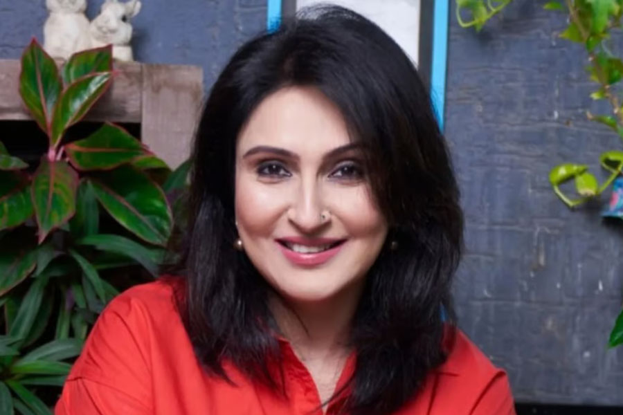 ধারাবাহিক জগতের পরিচিত মুখ অনুপ সোনি। বহু হিন্দি ধারাবাহিকে অভিনয় করলেও ‘ক্রাইম পেট্রল’ শোয়ের সঞ্চালনা করে ছোট পর্দায় জনপ্রিয় হয়ে ওঠেন তিনি। ১৯৯৯ সালে ঋতু সোনিকে বিয়ে করেন অনুপ। দুই কন্যাসন্তানেরও জন্ম দেন ঋতু। কিন্তু বিয়ের ১১ বছর পর ঋতুর সঙ্গে বিচ্ছেদ হয়ে যায় অনুপের। বলিপাড়া সূত্রে খবর, জুহির সঙ্গে বিবাহ-বহির্ভূত সম্পর্কে জড়িয়ে পড়েন বলেই সংসার ভাঙে টেলি অভিনেতার।