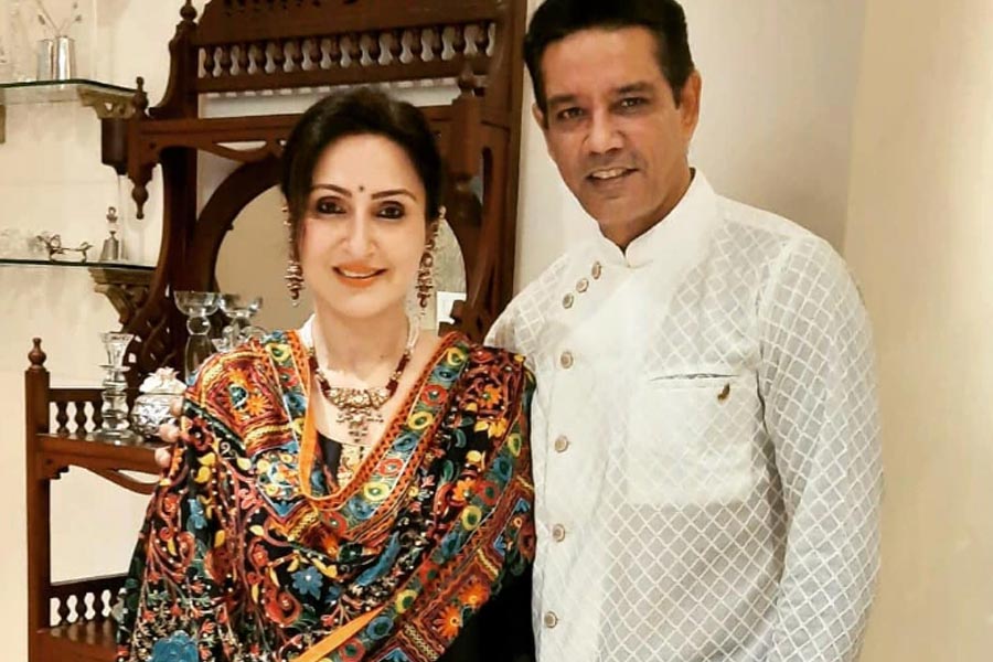 কানাঘুষো শোনা যায়, জুহি এবং অনুপের বাড়ি ছিল ঢিলছোড়া দূরত্বে। যাতায়াতের পথেই আলাপ হয় দু’জনের। দু’জনে একসঙ্গে নাটকও করেন। সেই সূত্রে দু’জনের সম্পর্ক আরও গভীর হয়।