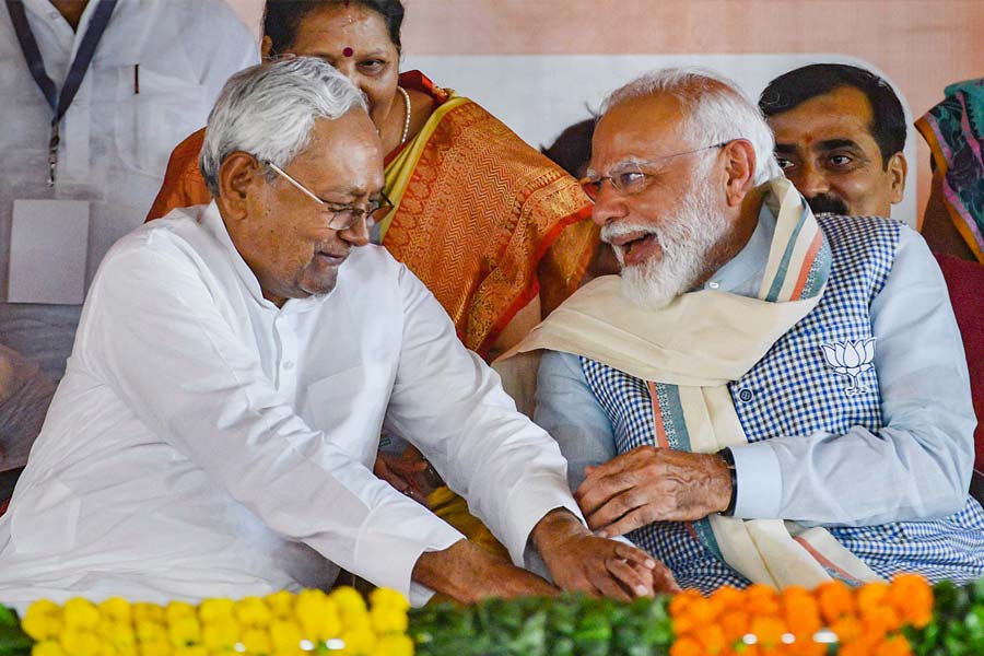 BJP will get 4000 MP’s, Nitish Kumar touches PM Modi’s feet after gaffe