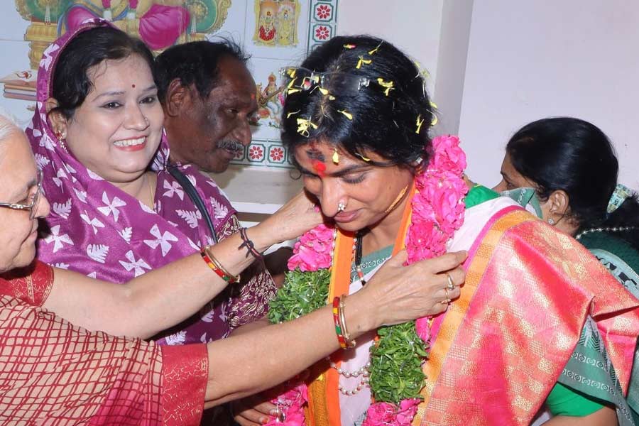 BJP made Madhavi Latha candidate in Hyderabad against Asaduddin Owaisi