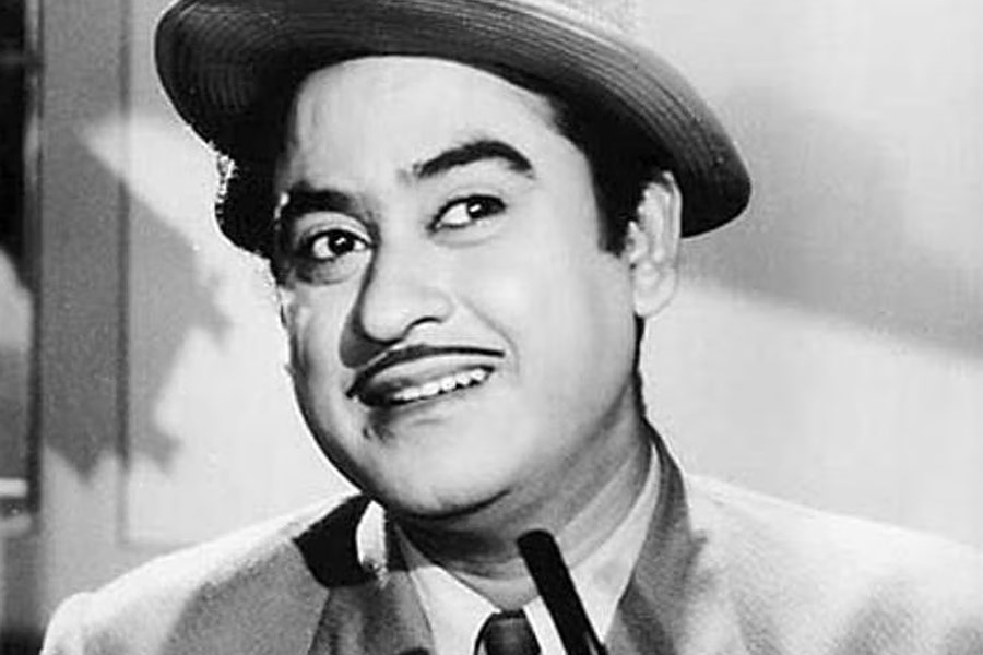 ১৯৫১ সালে মুক্তিপ্রাপ্ত ‘আন্দোলন’ ছবির মাধ্যমে অভিনয়জগতে কেরিয়ার শুরু করেন কিশোর কুমার। যদিও তার আগে ১৯৪৬ সালে মুক্তি পাওয়া ‘শিকারি’ ছবিতে পার্শ্বচরিত্রে অভিনয় করতে দেখা যায় কিশোরকে। এই ছবিতে মুখ্যচরিত্রে অভিনয় করেন কিশোরের দাদা অশোক কুমার।