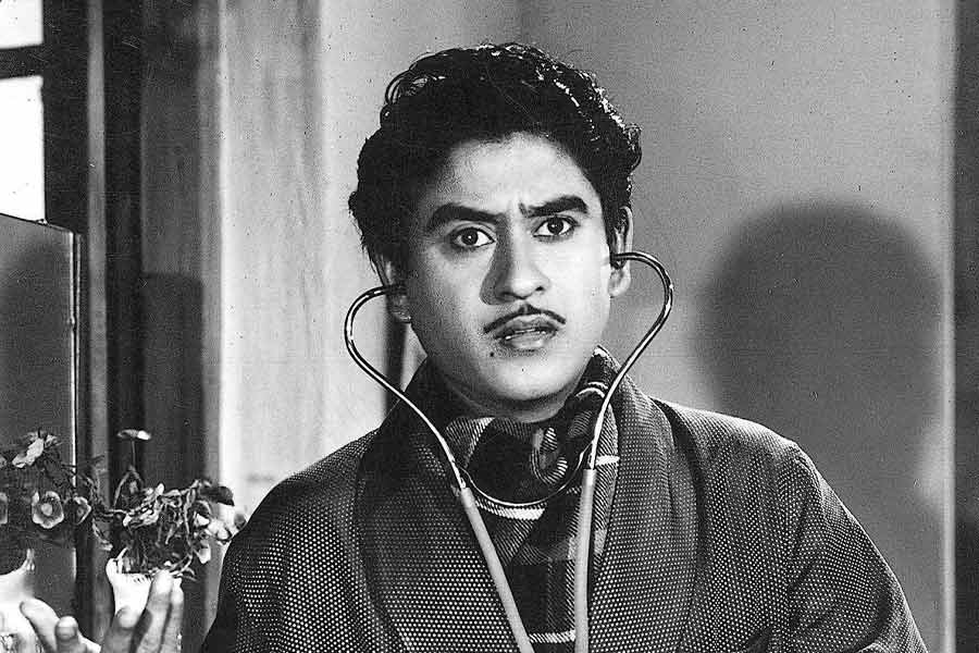 ১৯৪৬ সাল থেকে ১৯৫৩ সাল পর্যন্ত ২২টি ছবিতে অভিনয় করেন কিশোর। কিন্তু তার মধ্যে ১৬টি ছবি বক্স অফিসে ব্যর্থ হয়। তবুও হার মানেননি তিনি। ‘চলতি কা নাম গাড়ি’, ‘দূর গগন কি ছাও মে’, ‘ঝুমরু’, ‘লুকোচুরি’, ‘নকরি’, ‘লড়কি’, ‘চার পয়সে’, ‘বাপ রে বাপ’, ‘মুসাফির’, ‘নয়া আন্দাজ’-এর মতো একাধিক ছবিতে অভিনয় করেন কিশোর। গীতিকারের পাশাপাশি বড় পর্দায় সফল অভিনেতা ছিলেন তিনি।