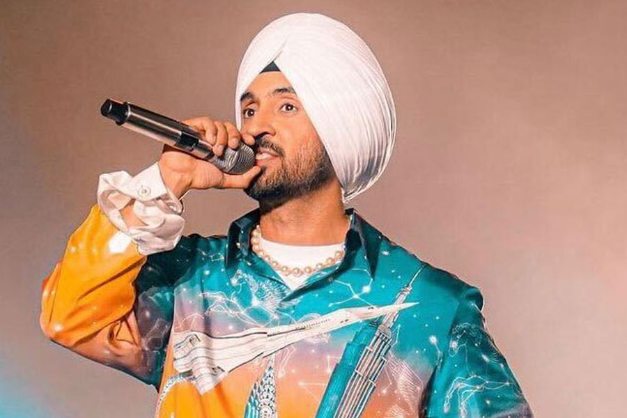 সাম্প্রতিক কালে বলিউডের পরিচিত মুখ দিলজিৎ দোশাঞ্জ। ছবিতে তো গান গেয়েছেনই, তা ছাড়া গানের অ্যালবামও রয়েছে দিলজিতের। দেশ-বিদেশে বিভিন্ন জায়গায় পারফর্মও করেন দিলজিৎ। কিন্তু গান গাওয়ার পাশাপাশি অভিনয়ও করতে দেখা যায় তাঁকে।