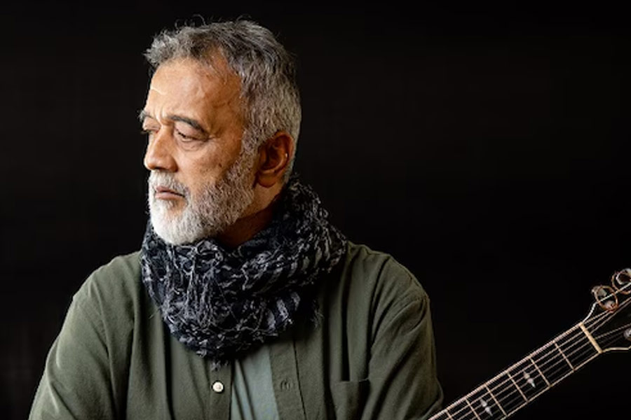 নব্বইয়ের দশকে সঙ্গীতজগতে নাম করেছেন লাকি আলি। কিন্তু অভিনয়জগতে সেই পরিচিতি পাননি তিনি। ২০০২ সালে ‘সুর: দ্য মেলোডি অফ লাইফ’ এবং ‘কাঁটে’ ছবিতে অভিনয় করেন লাকি।