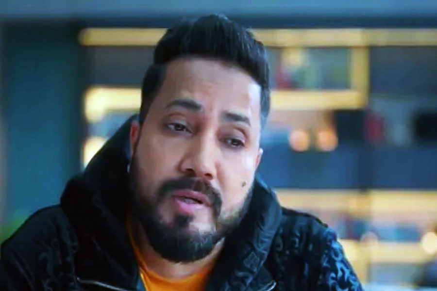 ২০১১ সালে হিন্দি ছবিতে প্রথম অভিনয়ের সুযোগ পান মিকা। ‘লুট’ ছবির মাধ্যমে বলিপাড়ায় পা রাখেন তিনি। ২০১৪ সালে মুক্তিপ্রাপ্ত ‘বলবিন্দর সিংহ ফেমাস হো গয়া’ ছবিতে মুখ্যচরিত্রে অভিনয় করেন মিকা। দু’টি ছবিই বক্স অফিসে মুখ থুবড়ে পড়ে।