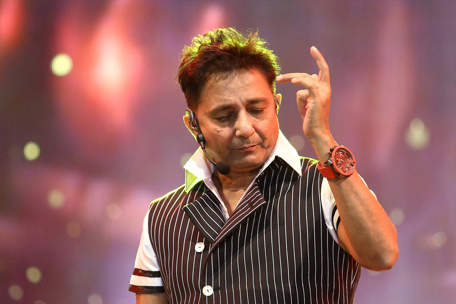 হিন্দি ছবির পাশাপাশি তামিল, তেলুগু, কন্নড়, মরাঠি, উর্দু ছবিতে গান গেয়ে জনপ্রিয় হয়ে ওঠেন সুখবিন্দর সিংহ। হাতেগোনা দু’একটি ছবিতে অভিনয়ও করেছেন তিনি।