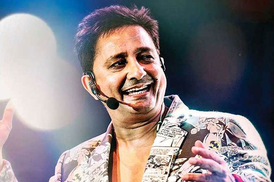 ২০১০ সালে রামগোপাল বর্মার পরিচালনায় প্রেক্ষাগৃহে মুক্তি পায় ‘রক্তচরিত্র’। এই ছবিতে পার্শ্বচরিত্রে অভিনয় করেন সুখবিন্দর। একই বছর ‘কুছ করিয়ে’ নামের হিন্দি ছবিতে মুখ্যচরিত্রে অভিনয় করতে দেখা যায় গায়ককে। কিন্তু বক্স অফিসে মুখ থুবড়ে পড়ে সে ছবি। তার পর আর বড় পর্দায় দেখা যায়নি সুখবিন্দরকে।