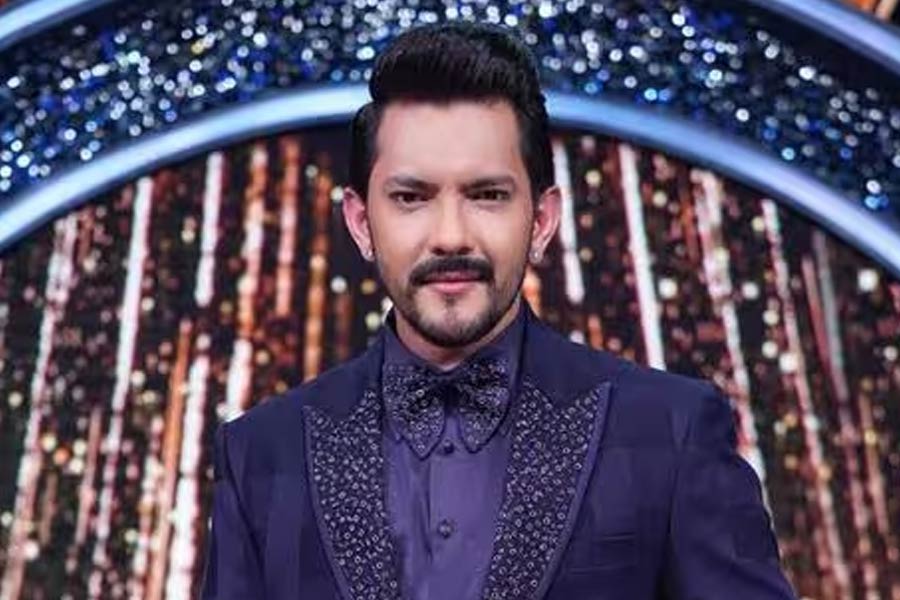 জনপ্রিয় বলি গায়ক উদিত নারায়ণের পুত্র আদিত্য নারায়ণ। হিন্দি ছবিতে গান গেয়েছেন তিনিও। তবে গানের রিয়্যালিটি শোয়ের সঞ্চালক হিসাবে অধিক পরিচিত তিনি।