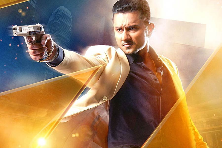 ২০১২ সালে ‘মির্জা— দ্য আনটোল্ড স্টোরি’ নামের একটি পঞ্জাবি ছবিতে প্রথম অভিনয় করেন হানি। এক বছর পর ‘তু মেরা ২২ ম্যায় তেরা ২২’ নামের একটি পঞ্জাবি ছবিতে দেখা যায় তাঁকে।