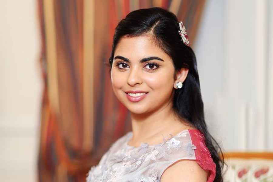 যে তারকা দম্পতি ইশার বাড়ি কিনেছেন তাঁদের কেউই বলিপাড়ার সঙ্গে যুক্ত নন। তাঁরা হলিউডের জনপ্রিয় তারকা। এক জন বড় পর্দার খ্যাতনামী অভিনেতা। অন্য জন হলিউডের জনপ্রিয় গায়িকা এবং অভিনেত্রী।