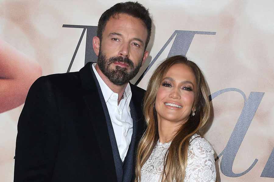 হলিপাড়ার অভিনেতা ‘ব্যাটম্যান’খ্যাত বেন অ্যাফ্লেক এবং তাঁর পত্নী জেনিফার লোপেজ় কিনেছেন মুকেশের কন্যার বাড়ি।