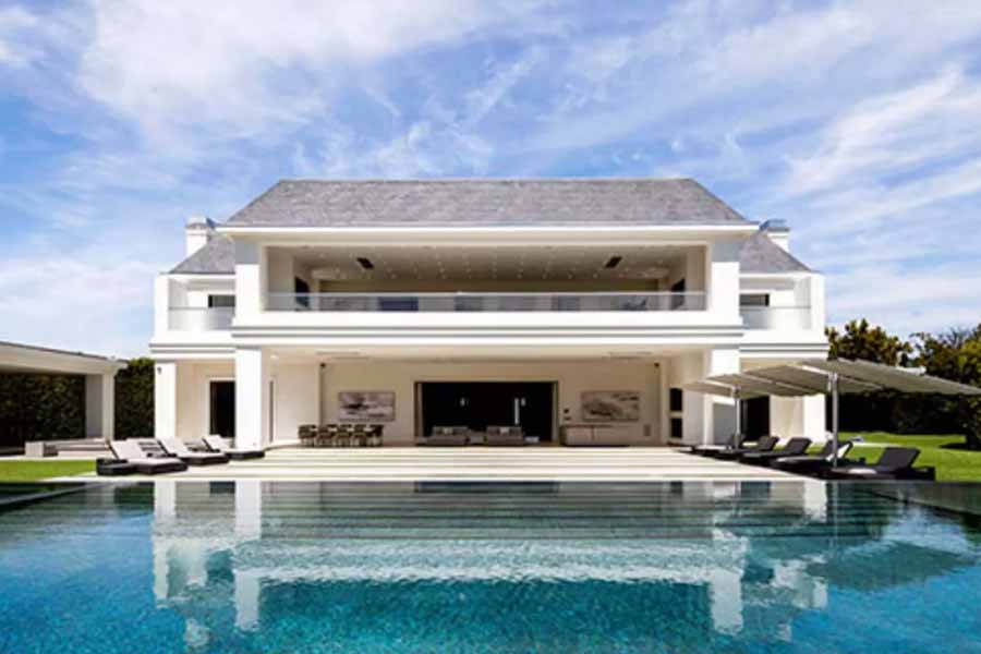 লস অ্যাঞ্জলসে বিলাসবহুল বাড়ি কিনেছিলেন ইশা এবং তাঁর স্বামী আনন্দ পিরামল। কানাঘুষো শোনা যায়, ২০২০ সালে ইশা যখন অন্তঃসত্ত্বা ছিলেন তখন অধিকাংশ সময় লস অ্যাঞ্জলসের এই বাড়িতেই কাটিয়েছিলেন তিনি।