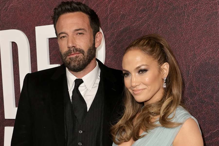 ইশার কাছ থেকে তাঁর বাড়িটি ৬ কোটি ১০ লক্ষ ডলার (ভারতীয় মুদ্রায় ৫০৮ কোটি টাকার কাছাকাছি) খরচ করে কিনেছেন বেন এবং জেনিফার।