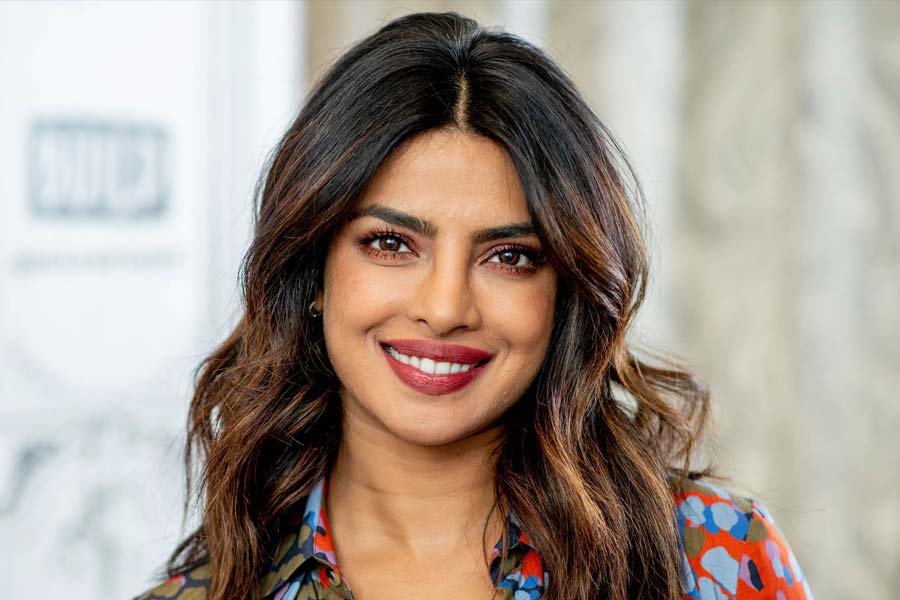 বলিপাড়া সূত্রে খবর, বলি অভিনেত্রী প্রিয়ঙ্কা চোপড়া জোনাসকে বিশেষ দরকারে কয়েক দিনের জন্য ইশা তাঁর বাড়ি ভাড়া দিয়েছিলেন।