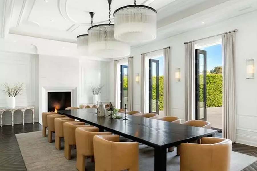 ইশার বাড়িটির বেশির ভাগ দেওয়ালে সাদা রং করা রয়েছে। ঘরের ভিতরে রয়েছে বিশাল হলঘর। হলঘরের মাঝে রাখা রয়েছে একটি পিয়ানো।