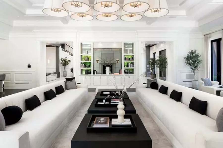 বাড়ি জুড়ে রয়েছে নানা রকম পেন্টিং। বহু নামকরা চিত্রশিল্পীর আঁকা ছবি বাঁধিয়ে রাখা হয়েছে প্রতিটি ঘরে।