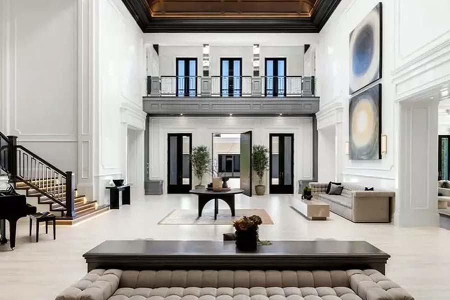 হলঘরে রয়েছে প্রচুর বসার জায়গা। তিন দিকের দেওয়াল জুড়ে রয়েছে কাচের জানলা। এই জানলা দিয়ে বাইরে বাগানের সৌন্দর্য ঘরে বসে উপভোগ করা যায়।