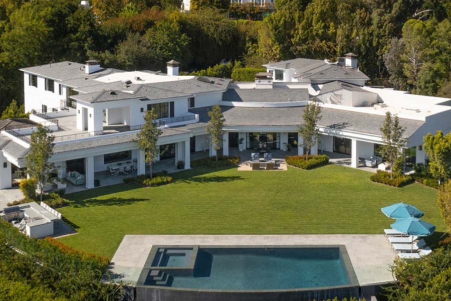 বাগানের মধ্যে রয়েছে একটি সুইমিং পুল। সুইমিং পুল লাগোয়া যে ঘরটি রয়েছে সেখানে রয়েছে একটি ‘ফায়ার প্লেস’। শীতের সময় এই ঘরে আগুন পোহানোর ব্যবস্থাও রয়েছে।