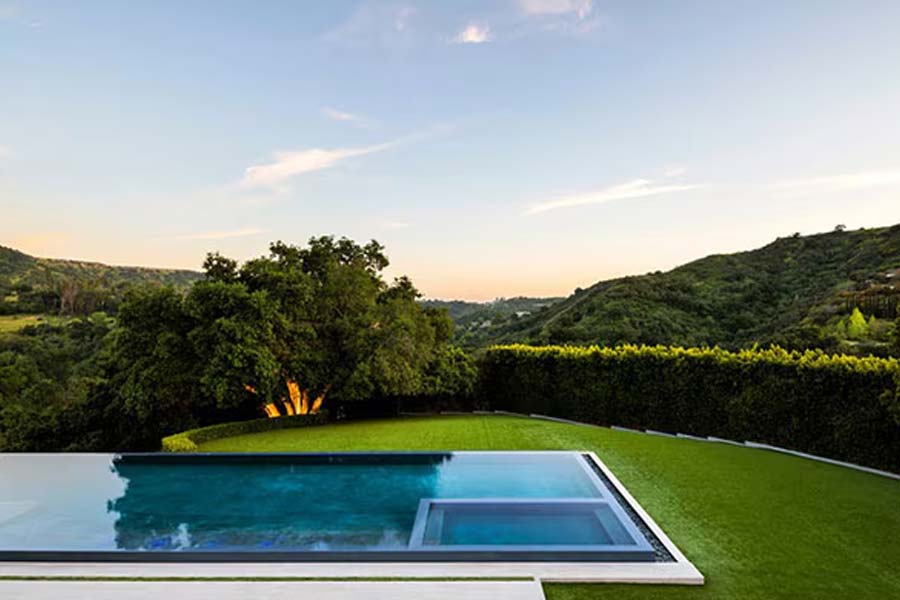 সুইমিং পুল ছাড়া আলাদা করে রয়েছে ১৫৫ ফুটের একটি ইনফিনিটি পুল। বাগানে ঘেরা এই পুলের ভিতরে লাগানো রয়েছে রঙিন আলো। অন্ধকার নামলে এই আলোয় সুসজ্জিত হয়ে ওঠে পুলটি।