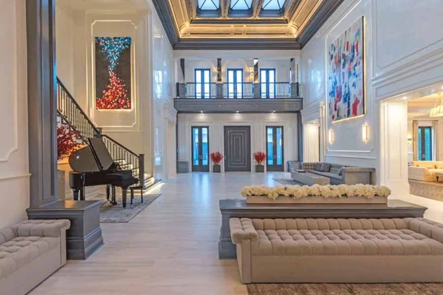 ইশার কাছ থেকে যে বাড়িটি বেন এবং জেনিফার কিনেছেন, তা লস অ্যাঞ্জলসের বেভারলি হিল্‌সের বিলাসবহুল এলাকায় ৫.২ একর জুড়ে রয়েছে।