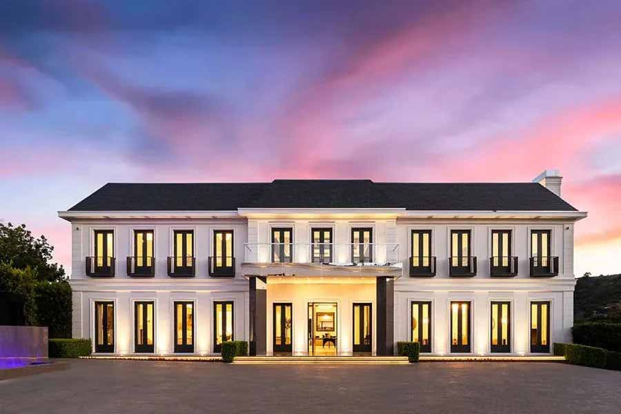 বাড়িতে রয়েছে ১২টি বেডরুম এবং ২৩টি বাথরুম। তার পাশাপাশি রয়েছে স্পা, জিম এবং স্যালোঁ।