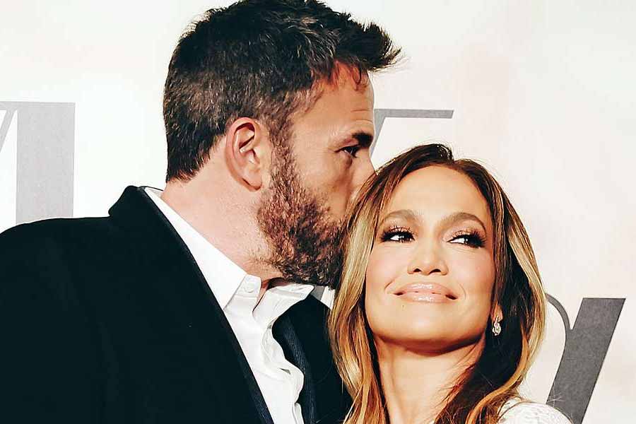 হলিপাড়া সূত্রে খবর, বেন এবং জেনিফারের মোট সম্পত্তির পরিমাণ ৫৩০০ কোটি টাকা। তার মধ্যে জেনিফারের সম্পত্তি রয়েছে ৩৭০০ কোটি টাকার।