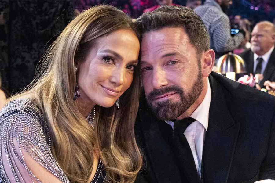 বেন এবং জেনিফার দু’জনেই ছবিতে অভিনয় করে ১২০ কোটি টাকা পর্যন্ত পারিশ্রমিক নেন। তা ছাড়া বিদেশের বিভিন্ন জায়গায় অনুষ্ঠান করেও উপার্জন করেন জেনিফার।