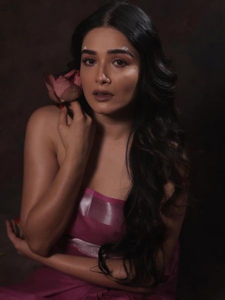 Bengali TV actress Roshni Bhattacharya debuts in Tollywood with Srijit Mukherji's film 'Oti Uttam' dgtl