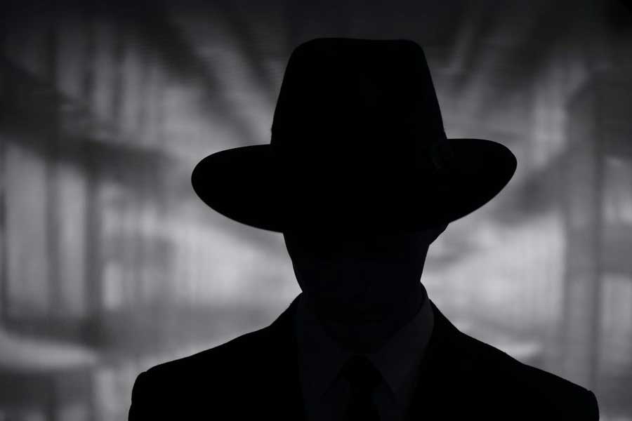 নাম প্রকাশে অনিচ্ছুক ভারতের এক গোয়েন্দাকর্তা ‘গার্ডিয়ানের’ ওই প্রতিবেদনে দাবি করেছেন যে, ইজ়রায়েলের গুপ্তচর সংগঠন মোসাদ এবং রাশিয়ার গুপ্তচর সংস্থা কেজিবির দ্বারা ‘অনুপ্রাণিত’ হয়েছে র। প্রসঙ্গত, ওই দুই সংস্থা বিদেশের মাটিতে গুপ্তহত্যা চালানোর জন্য কুখ্যাত।