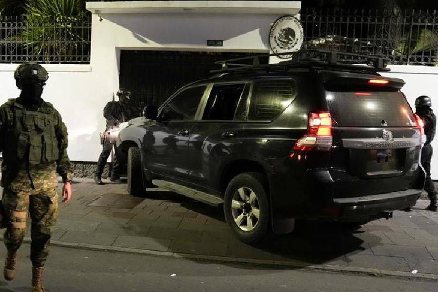 International community condemns Ecuador for raiding Mexico's embassy in Quito