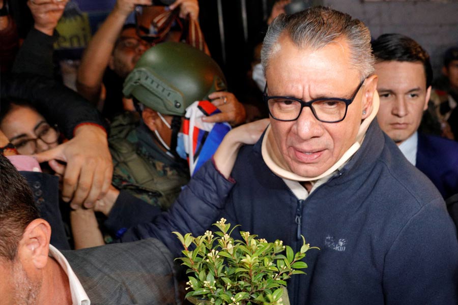 International community condemns Ecuador for raiding Mexico's embassy in Quito