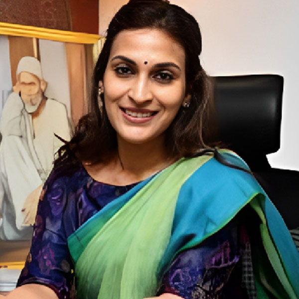 প্রথম আলাপে সৌজন্য বিনিময় হয়েছিল শুধুমাত্র। ধনুষ এবং ঐশ্বর্যা খুব বেশি কথা বলেননি একে অপরের সঙ্গে। কিন্তু তার পর যা ঘটেছিল, তাতে আপ্লুত হন ধনুষ। প্রথম সাক্ষাতের পরেই ধনুষের বাড়িতে ফুলের তোড়া পাঠান রজনীকান্ত-কন্যা। তোড়ার সঙ্গে ছিল একটি কার্ড। সেই কার্ডে লেখা, ‘‘ভাল কাজ করেছেন। যোগাযোগ রাখবেন।’’